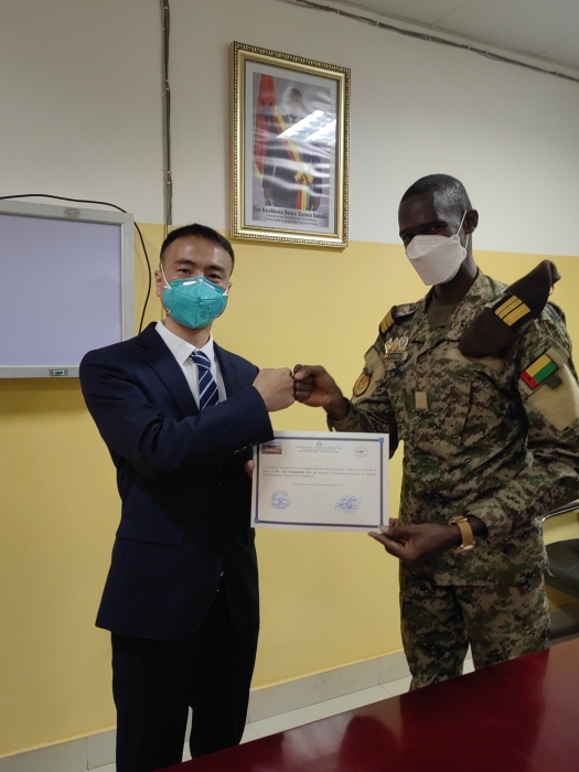 頒發(fā)榮譽(yù)證書